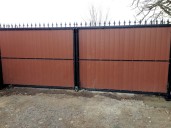 Gate T15 large composite timber clad steel frame gates on underground hydraulic gate motors, with vertical saftey edges and electronic gate lock